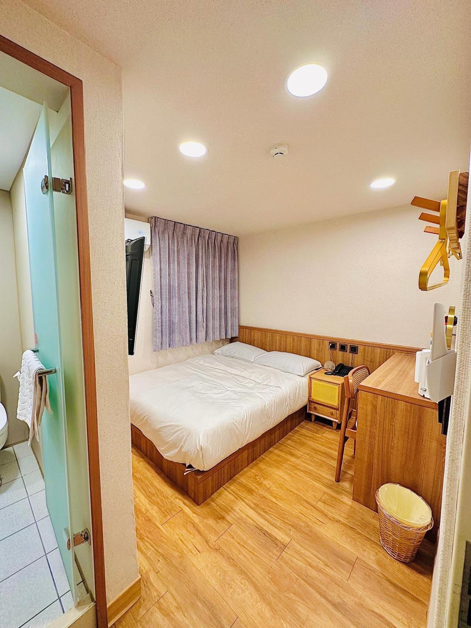 Inn Cat Tail Pocket Ximen