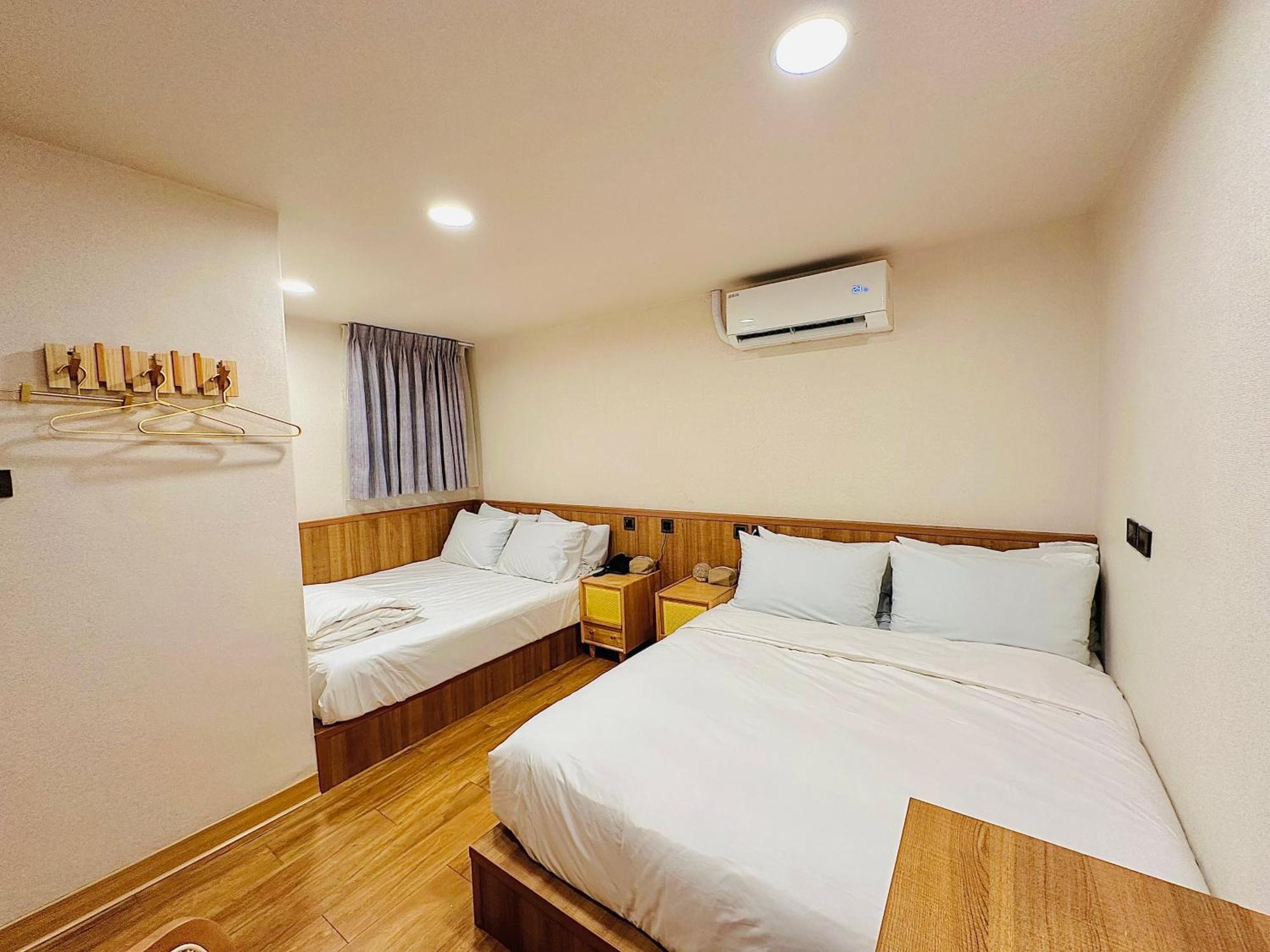 Cat Tail Pocket Ximen Inn